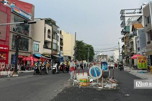 Hàng cột điện án ngữ giữa lòng đường nghìn tỷ đồng tại Tp.HCM, bao giờ được xử lý?