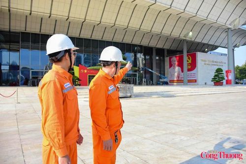 Những 'người thợ áo cam' sẵn sàng ứng trực, đảm bảo điện cho Đại hội XIV của Đảng