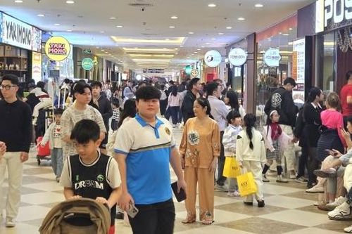 Hà Nội: Cuối tuần sôi động tại các trung tâm thương mại, khu vui chơi