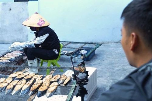 Ngư dân 'đỏ lửa' ngày đêm chuẩn bị hàng phục vụ tết