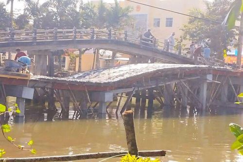 Sập nền móng cầu Vân Khánh đang thi công