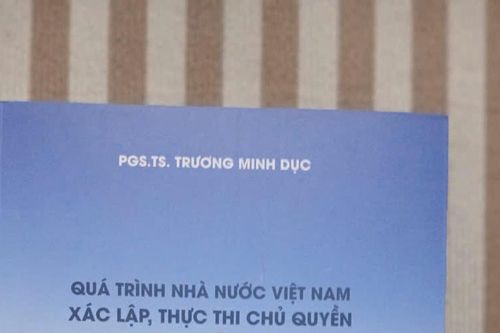 'Biển Đông vạn dặm giang tay giữ'