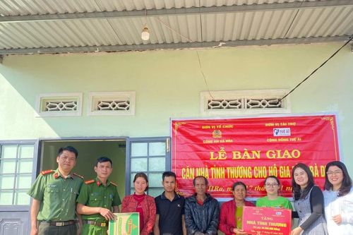 Công an xã Hra tổ chức Tết yêu thương mừng xuân Bính Ngọ cho người nghèo