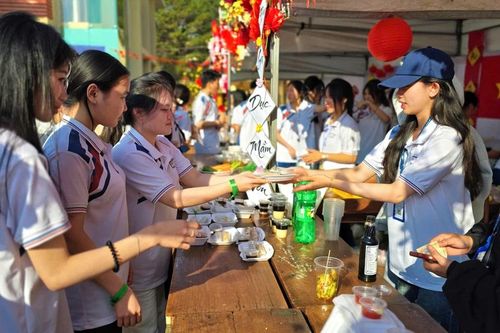 Rộn ràng hội chợ gây quỹ 'Mùa xuân cho em'