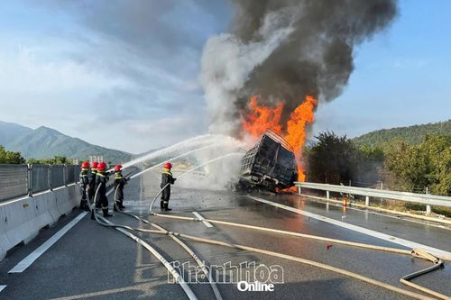 Cháy xe ô tô tải trên cao tốc Cam Lâm - Vĩnh Hảo
