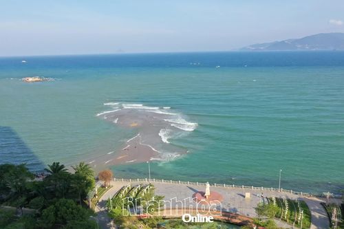 Dải cát dài nổi lên ở biển Nha Trang