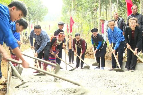 Xã Mậu A ra quân làm đường chào mừng Đại hội đại biểu toàn quốc lần thứ XIV của Đảng