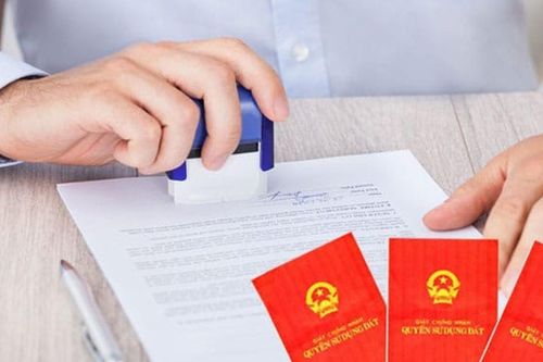 Sang tên sổ đỏ năm 2026: Bên mua hay bên bán phải chịu các khoản thuế và phí?