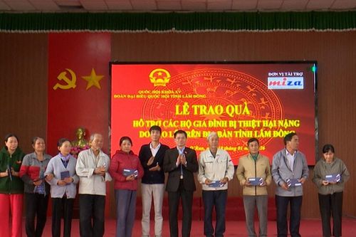 Đoàn ĐBQH Lâm Đồng trao quà Tết cho người dân vùng mưa lũ D'ran và Ka Đô