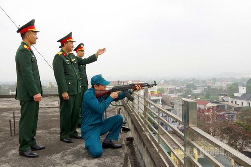 Đoàn công tác Bộ CHQS tỉnh kiểm tra SSCĐ bảo vệ Đại hội Đảng toàn quốc lần thứ XIV