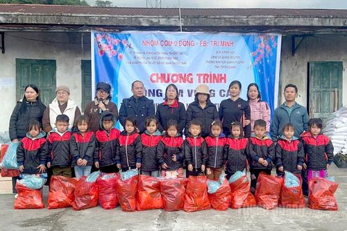 Nhiều phần quà ý nghĩa trao tặng cho học sinh và người dân xã Quảng Nguyên