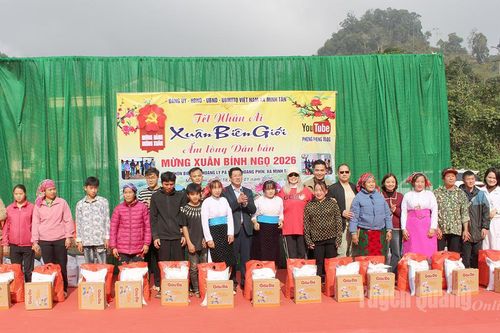 Mang Tết Nhân ái đến xã biên giới Minh Tân