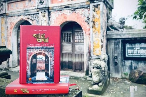 Qua miền phủ đệ