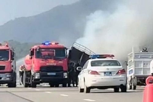 Cháy xe tải trên cao tốc Cam Lâm - Vĩnh Hảo, giao thông ùn ứ