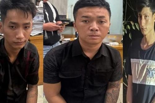 Hai cô gái đi trên đường bị 3 đối tượng chặn cướp xe máy