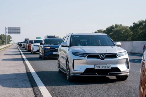 Xe điện hóa lần đầu tiên bán chạy hơn xe xăng tại Úc