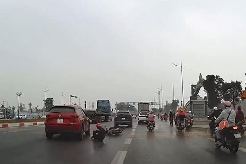 Xe máy phanh gấp trượt ngã ngay trước đầu ô tô