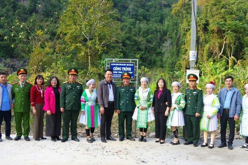 Khánh thành tuyến đường 'Thắm tình quân dân' tại xã Hòa An
