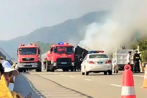 Cháy xe tải trên cao tốc Cam Lâm – Vĩnh Hảo, giao thông ùn tắc