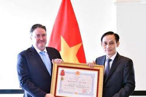 Trao Huân chương Hữu nghị cho Đại sứ Hoa Kỳ tại Việt Nam Marc Knapper