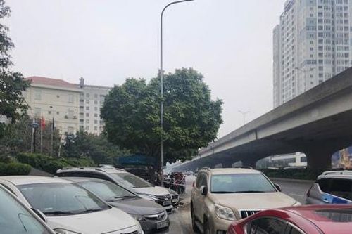 Chung cư Kim Văn - Kim Lũ: Vỉa hè cho người đi bộ bị chiếm dụng