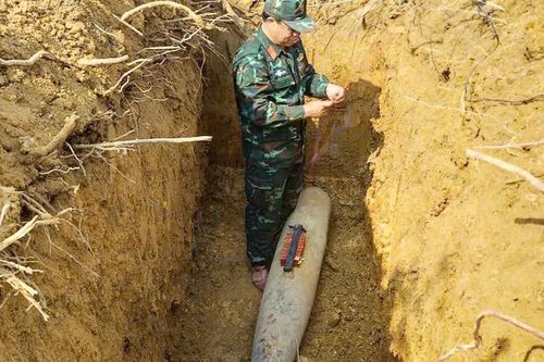 Trục vớt, tiêu hủy quả bom 250kg sót lại sau chiến tranh trên sông Lam