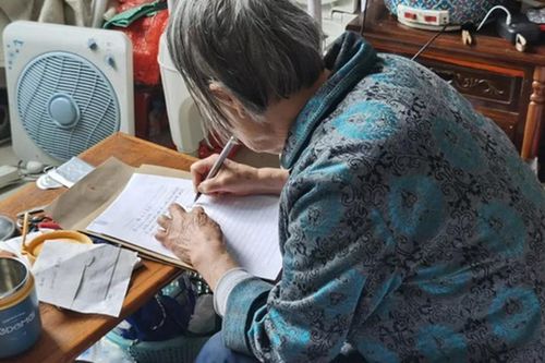 Bi kịch tuổi già: Nhờ con trai giữ tiền, cụ bà ôm hối hận muộn màng