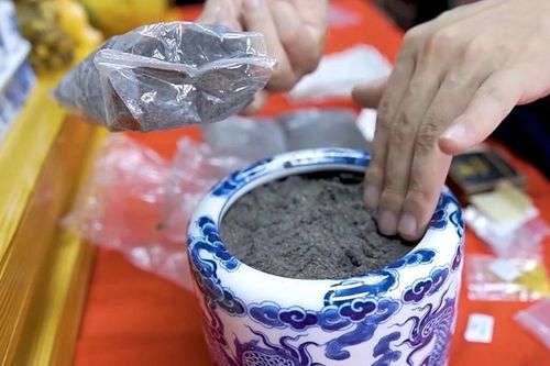 Gia chủ có nên tự bốc bát hương tại nhà cuối năm? Các bước cần biết để đắc lộc, đắc tâm an ai cũng nên biết