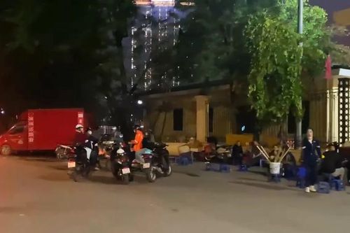 Tình trạng lấn chiếm vỉa hè, lòng đường tại phố Tô Hiệu