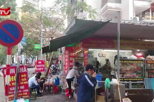 Hàng quán, xe cộ lấn chiếm vỉa hè quanh Bệnh viện Huyết học Trung ương: Cần giải pháp căn cơ