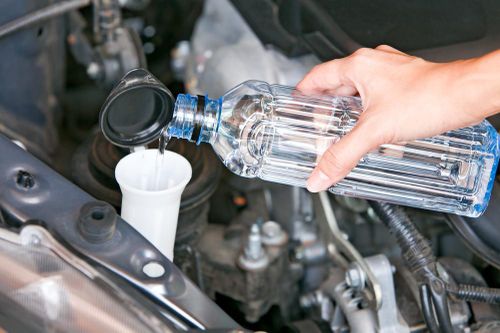 Có nên dùng nước máy để thay thế nước rửa kính ôtô?