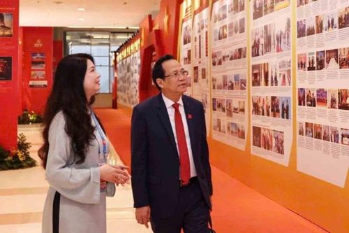 Trưng bày ảnh trước Đại hội Đảng XIV thu hút đông đảo đại biểu