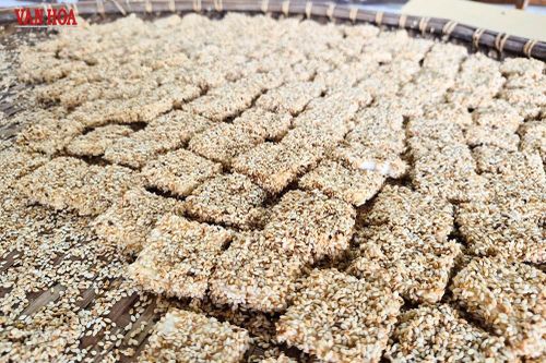 Bánh khô mè Quang Châu và hương Tết làng nghề
