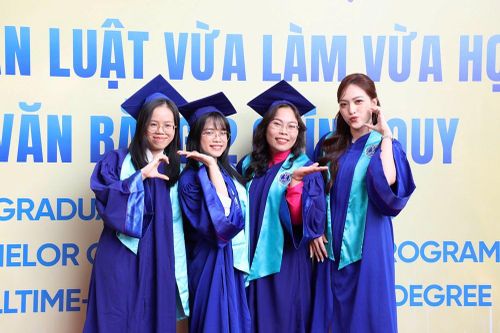Trường Đại học Luật TP.HCM trao bằng cho gần 700 cử nhân