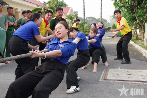 Sinh viên vào doanh trại cùng vui 'Xuân chiến sĩ'