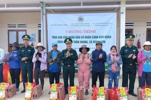 200 suất quà trao cho nhân dân có hoàn cảnh khó khăn trên đỊA BÀN xã Hùng Sơn