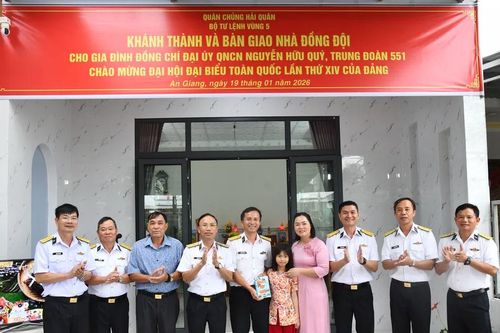 Bộ Tư lệnh Vùng 5 Hải quân bàn giao nhà đồng đội