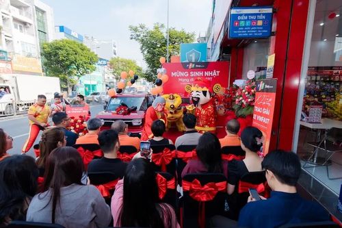 Mạng di động FPT trao xe VinFast VF3 cho khách hàng
