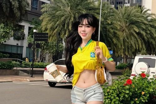 Hot girl TikTok Bảo Khuyên Susan diện áo bóng đá, khoe vòng eo không chỗ chê