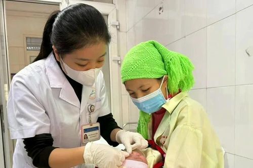 Bé 1 tháng tuổi nhập viện vì gia đình nhỏ nước cốt chanh vào mắt