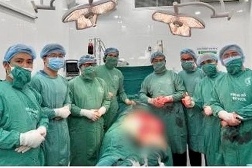 Phẫu thuật thành công ung thư xương chậu hiếm gặp tại TP HCM