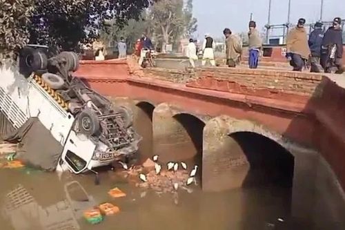 Tai nạn giao thông nghiêm trọng ở Pakistan, hơn 70 người thương vong