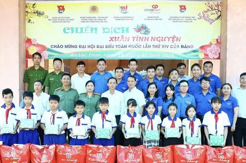'Chiến dịch Xuân tình nguyện' mang yêu thương đến học sinh Cần Thơ