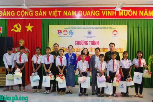 Giao lưu 'Nghĩa tình biên giới, hải đảo' - lan tỏa tình quân dân nơi tuyến biển Khánh Hòa