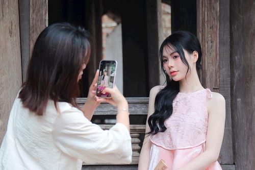 Sắc xuân từ những tà áo dài ở làng cổ Đường Lâm