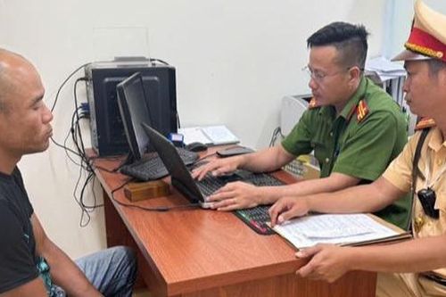 Tạm giữ tài xế điều khiển xe 16 chỗ quay nhiều vòng giữa ngã ba