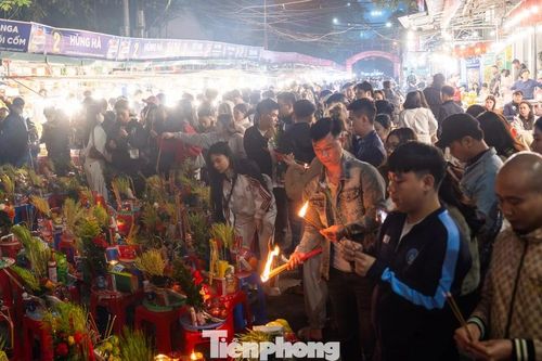 Dòng người đổ về phủ Tây Hồ lúc rạng sáng