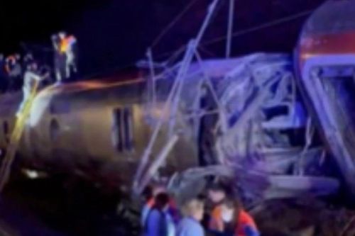 Tây Ban Nha: Cảnh tượng kinh hoàng khi hai tàu cao tốc đâm nhau, hàng trăm người thương vong
