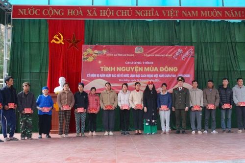 Tuổi trẻ công an An Giang mang 'tình nguyện mùa đông' đến biên giới Cao Bằng