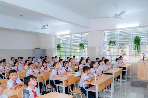 Phụ huynh ở TPHCM bức xúc vì phải đến họp sớm để giành 'chỗ đẹp' cho con